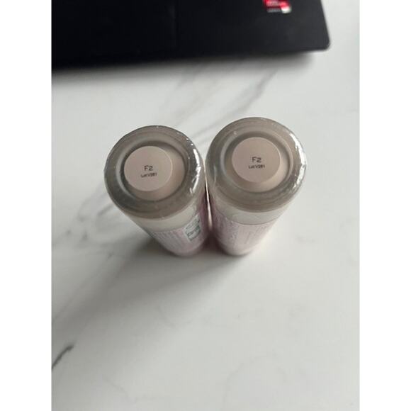 2x Revolution Conceal & Define Concealer F2 Light W/Neutral Undertones Sealed - Picture 7 of 7